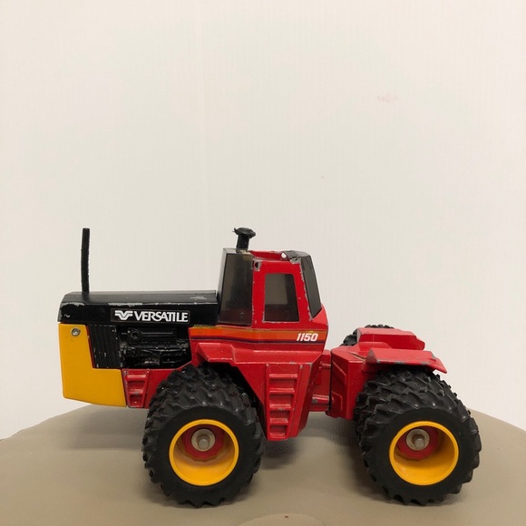 1985 VERSATILE 1150 4WD DIE-CAST TRACTOR AS IS - Picture 1 of 9
